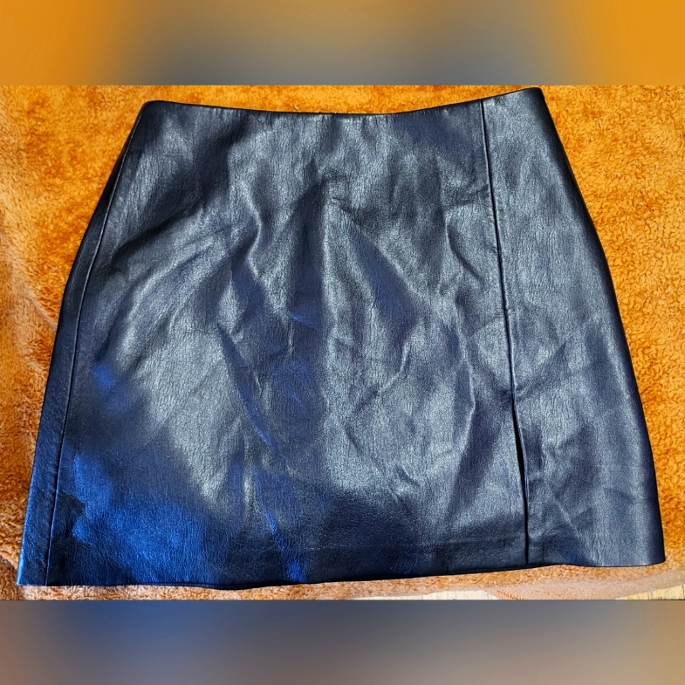 Sun-deh Black Mini Skirt (Size: 4)